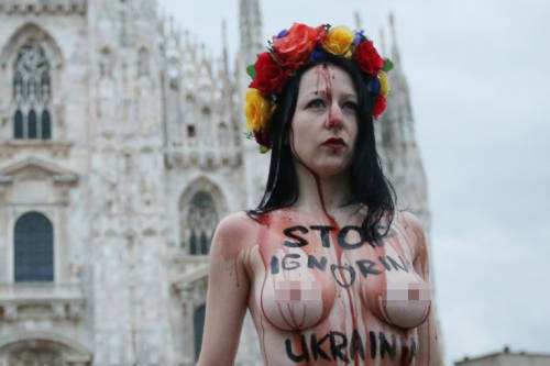 烏女權(quán)主義者“潑血”抗議普京 烏女權(quán)主義者“潑血”抗議普京