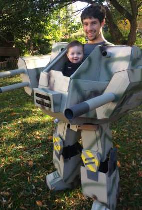 美國(guó)父親為孩子萬圣節(jié)變身造“機(jī)甲” 美國(guó)父親為孩子萬圣節(jié)變身造“機(jī)甲”