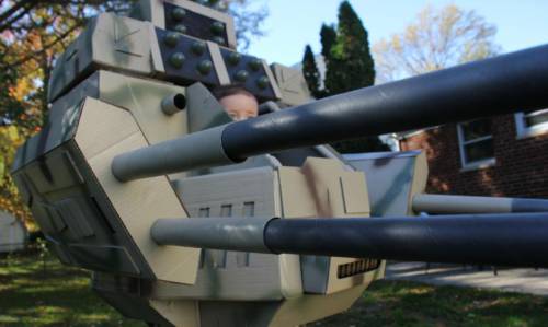 美國(guó)父親為孩子萬圣節(jié)變身造“機(jī)甲” 美國(guó)父親為孩子萬圣節(jié)變身造“機(jī)甲”