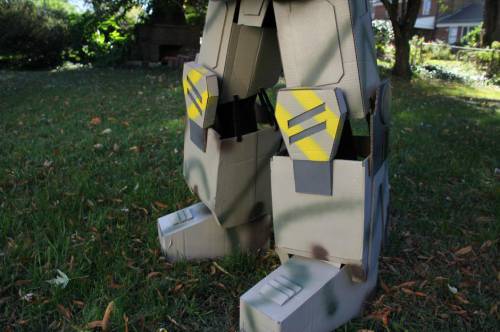 美國(guó)父親為孩子萬圣節(jié)變身造“機(jī)甲” 美國(guó)父親為孩子萬圣節(jié)變身造“機(jī)甲”