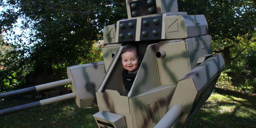 美國(guó)父親為孩子萬圣節(jié)變身造“機(jī)甲” 美國(guó)父親為孩子萬圣節(jié)變身造“機(jī)甲”