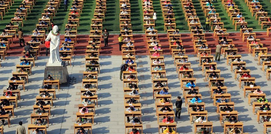 陜西寶雞1200名學(xué)生室外同考 陜西寶雞1200名學(xué)生室外同考