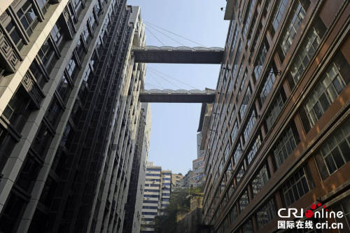 重慶現(xiàn)“最?！笨罩羞B廊 離地68.5米