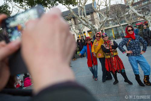 杭州老年舞蹈隊(duì)“雷人”走秀