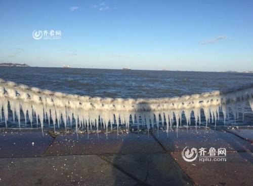 煙臺(tái)濱海廣場現(xiàn)冰凌美景 綿延千米 煙臺(tái)濱海廣場現(xiàn)冰凌美景 綿延千米