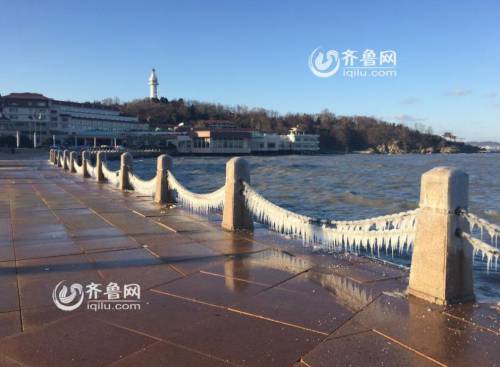 煙臺(tái)濱海廣場現(xiàn)冰凌美景 綿延千米 煙臺(tái)濱海廣場現(xiàn)冰凌美景 綿延千米