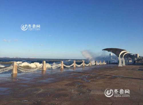 煙臺(tái)濱海廣場現(xiàn)冰凌美景 綿延千米 煙臺(tái)濱海廣場現(xiàn)冰凌美景 綿延千米
