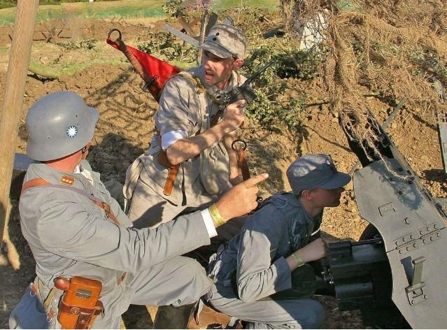 外國(guó)軍迷扮演中國(guó)抗戰(zhàn)軍人