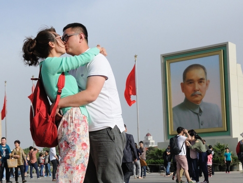 孫中山巨幅畫像亮相天安門廣場(chǎng) 孫中山巨幅畫像亮相天安門廣場(chǎng)