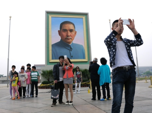 孫中山巨幅畫像亮相天安門廣場(chǎng) 孫中山巨幅畫像亮相天安門廣場(chǎng)