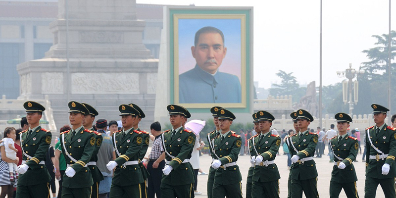 孫中山巨幅畫像亮相天安門廣場(chǎng) 孫中山巨幅畫像亮相天安門廣場(chǎng)