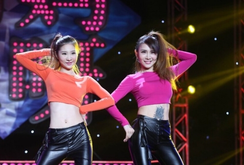 40歲媽媽與18歲女兒跳熱舞似雙胞胎 40歲媽媽與18歲女兒跳熱舞似雙胞胎