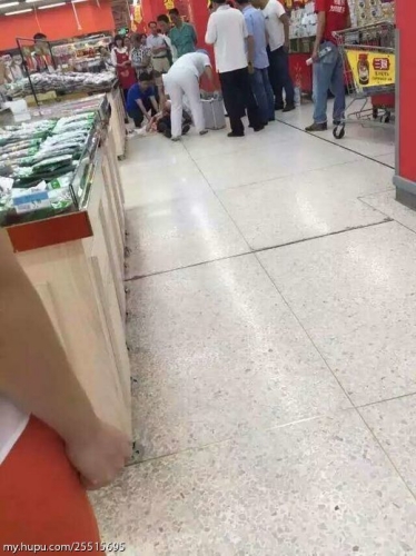 廣東：女店員舉報(bào)小偷慘遭割喉現(xiàn)場