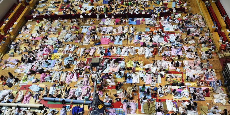 武漢持續(xù)高溫 華中師大學(xué)生體育館過(guò)夜