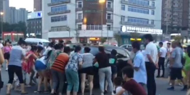 為跳廣場舞大媽推走三輛汽車騰地方 為跳廣場舞大媽推走三輛汽車騰地方