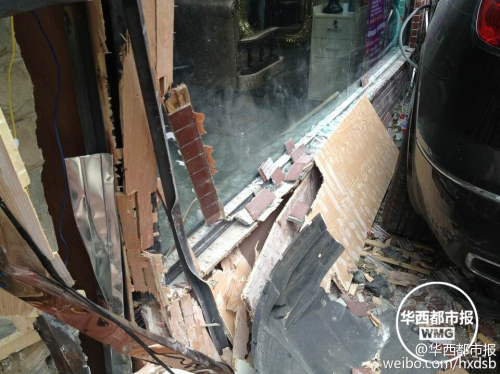 油門當剎車 越野車差點沖進理發(fā)店 油門當剎車 越野車差點沖進理發(fā)店