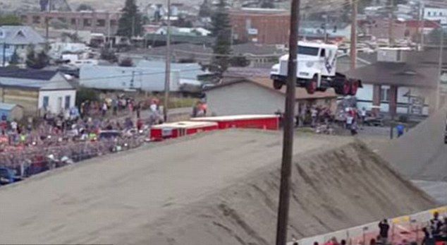 男子駕卡車飛越51米鴻溝刷新世界紀(jì)錄