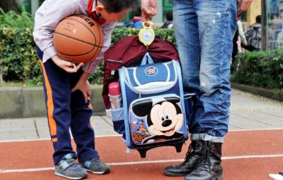 10月28日，記者對(duì)成都市某小學(xué)學(xué)生的書(shū)包進(jìn)行稱(chēng)重，該學(xué)生書(shū)包的重量為7.8公斤