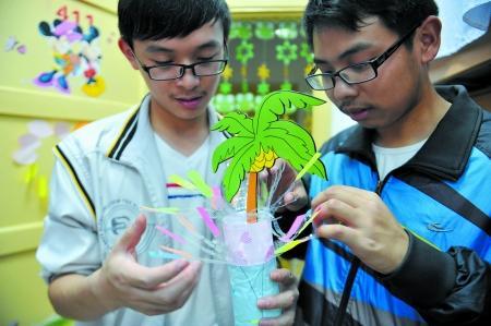 男生正把廢舊物做成裝飾品，裝扮女生寢室