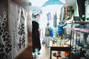 寢室門上的招貼表達(dá)了學(xué)生們的愿望，其實(shí)不逃課、少逃課才是不掛科的保證