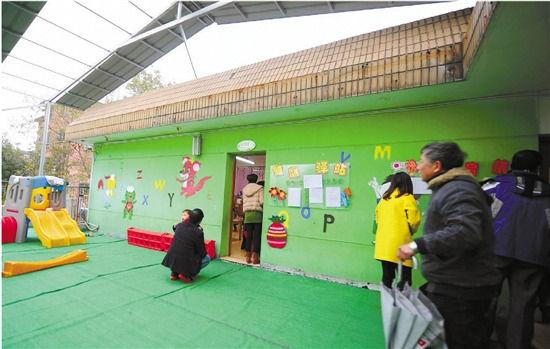 因?yàn)榕卵b修后的氣味影響孩子的健康，包括小葉在內(nèi)，很多家長找到園方，要求換教室.