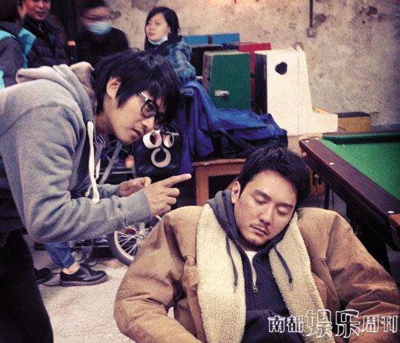 導(dǎo)演在認(rèn)真給演員說戲，演員聽得也很認(rèn)真。