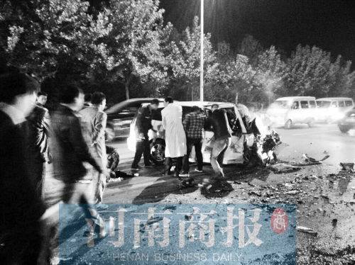 慘劇現(xiàn)場，眾人紛紛上前施救，有人拉住變形的車門，為傷者爭取救援時間