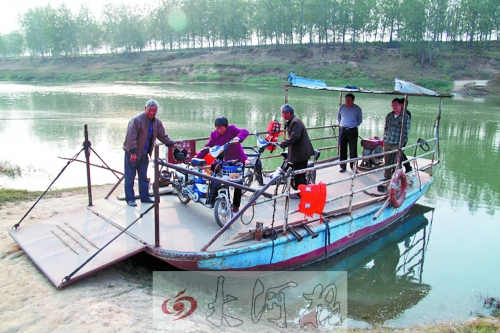 18年來，盛衛(wèi)川堅持每日如此，為河兩岸的人擺渡。