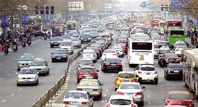 昨天下午，擁擠的花園路。 鄭州晚報記者 馬健 圖