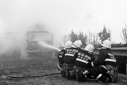 滿載鞭炮的貨車(chē)高速公路追尾起火