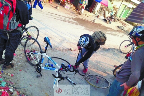 運(yùn)氣不好，十分鐘被扎了兩次胎，只能自己修車。