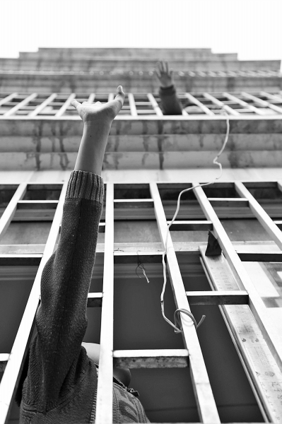 聽(tīng)到聲音小哥倆就在窗戶邊集合，不聚不散。