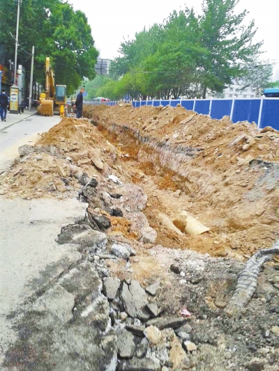 文化路大修改造工程，目前西半幅圍擋已基本鋪設(shè)到位。