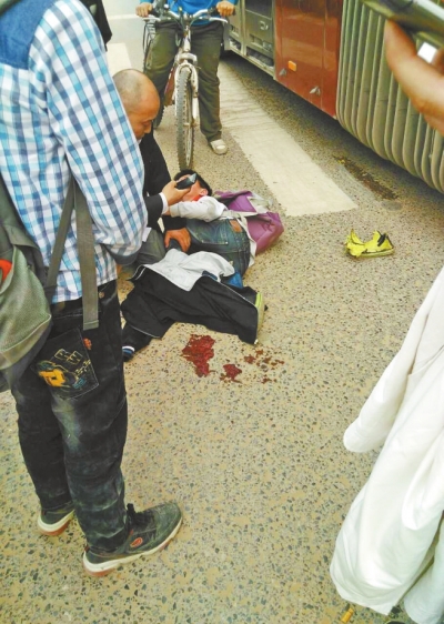 鄭州接連兩天2男童被公交車(chē)撞傷 交警提醒:遠(yuǎn)離大型車(chē)