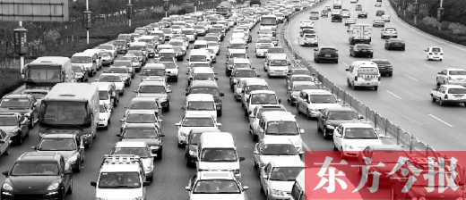 21日，鄭州市中州大道，大量擁堵的汽車將寬寬的道路變成“停車場(chǎng)”