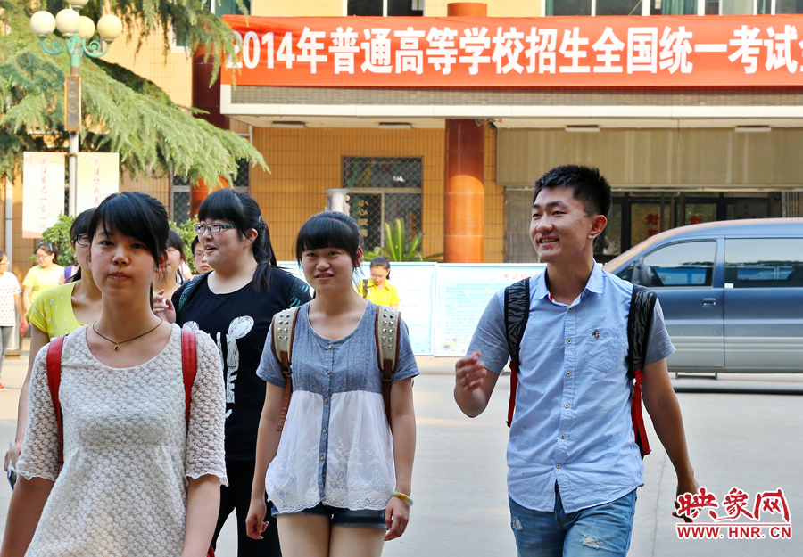 最后一門考試結(jié)束后，考生們一臉輕松的走出考場