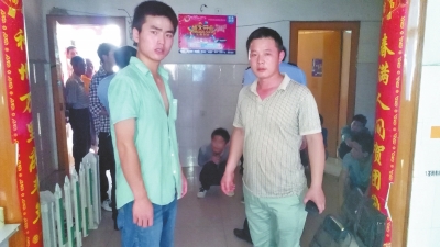 在吳文舉老師的幫助下，王強(qiáng)強(qiáng)（左）從傳銷窩點(diǎn)成功脫險。