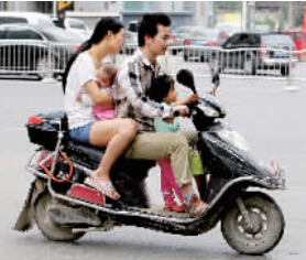 帶著孩子騎電動車，安全一定要放在第一位。