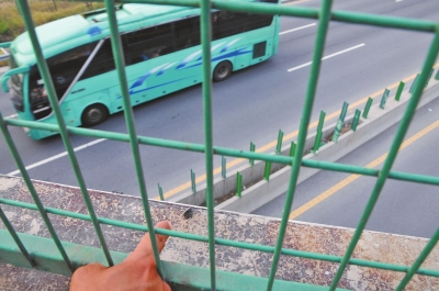 事發(fā)現(xiàn)場的橋梁護欄上,還留有疑似肇事瀝青塊的碎片。