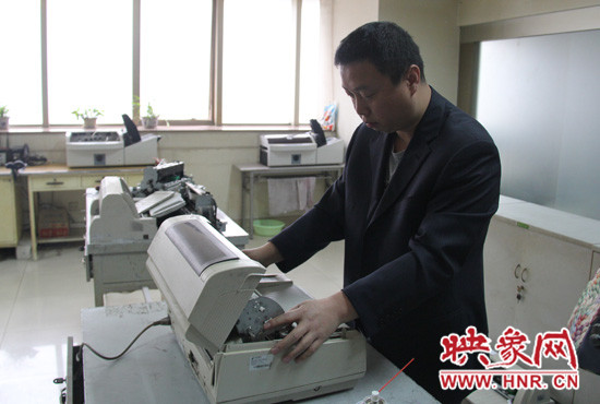 “不行，我再試一下，我一定要修好它?！庇龅诫y題，東北人身上的那股執(zhí)拗勁讓他又堅持了下來