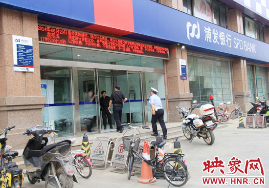 民警趕到現(xiàn)場了解情況。