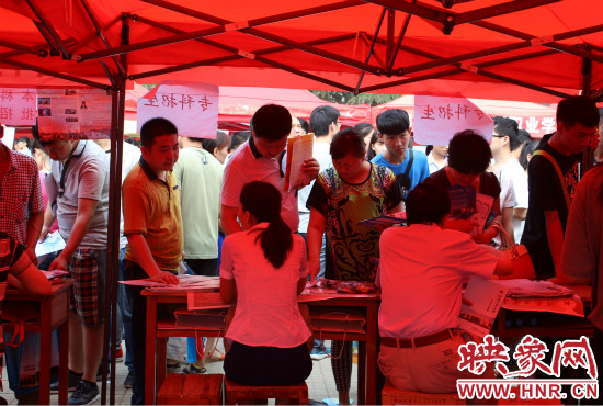 家長們最關(guān)心的還是畢業(yè)以后孩子的就業(yè)情況。