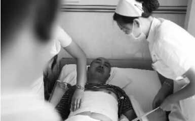 昨天，鄭州市第一人民醫(yī)院，被打傷的鄭州管城區(qū)執(zhí)法隊(duì)員唐建偉在接受治療。