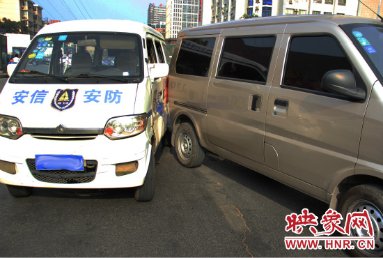 兩輛面包車(chē)也被牽連。