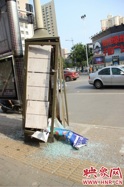 路旁的路燈箱已經(jīng)被肇事車(chē)輛撞碎。