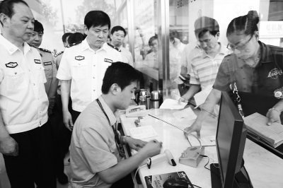 網上預約辦證大大節(jié)省了排隊與等候時間