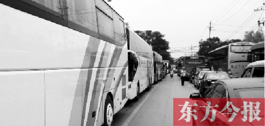 昨日，只能由東向西單行的鄭州市城南路上，闖進(jìn)了由西向東行駛的大巴車，造成嚴(yán)重交通擁堵