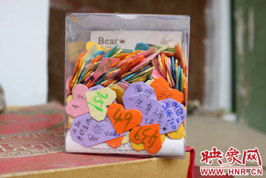 王書(shū)佳的床邊放著一個(gè)玻璃瓶子，里面是521顆紙心，是生日的時(shí)候同宿舍的朋友送給她的。