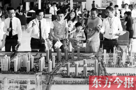 昨天上午，在鄭州市區(qū)一售樓部內(nèi)，看房的顧客比平時多了不少