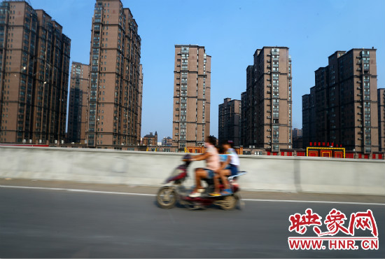 三環(huán)快速路開通后，仍有一些電動車違規(guī)上橋。